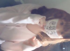 Китаянка скрывая лицо мастурбирует вибромассажерем